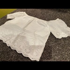 4/$10✨ Off the shoulder flower blouse